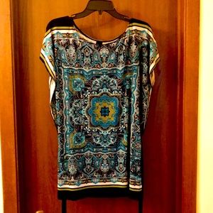 Too with wrap belt. Colors are black, white, teals and a bit of olive.